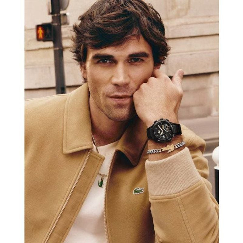 Montre Digitale et Analogique LACOSTE collection LC33 bracelet silicone noir portée au poignet, look