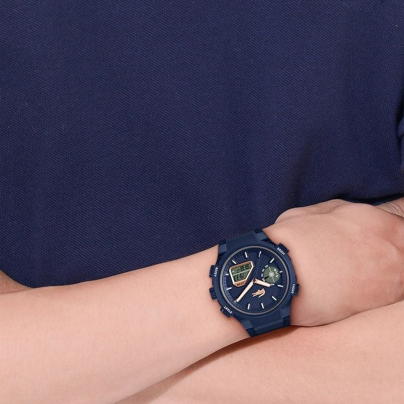 Montre Analogique Digitale LACOSTE collection LC33 bracelet Silicone Bleu Marine portée au poignet d