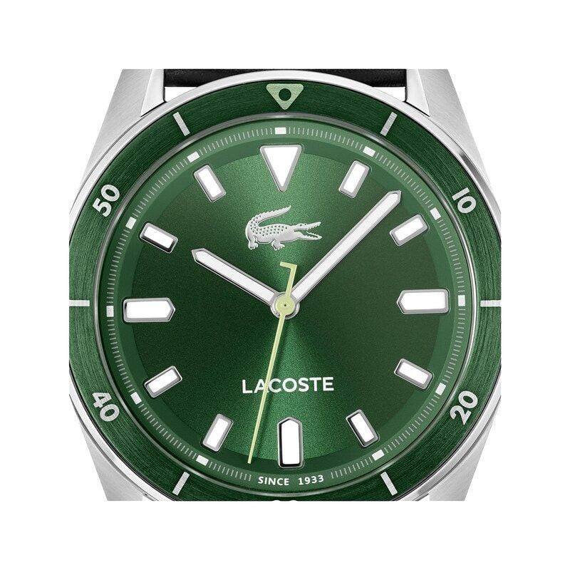 Détail du cadran vert de la Montre Analogique LACOSTE Collection Boston bracelet cuir noir