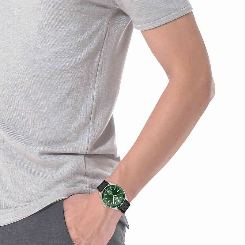 Montre Analogique LACOSTE Collection Boston bracelet cuir noir portée au poignet d'un homme