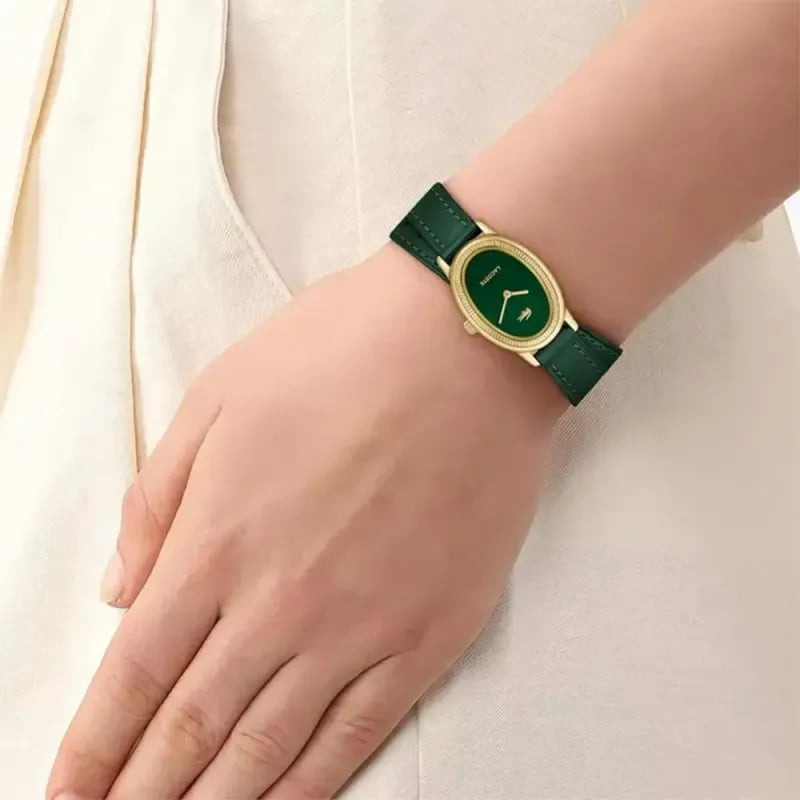 Montre Analogique LACOSTE Collection Parisienne bracelet cuir vert portée au poignet d'une femme