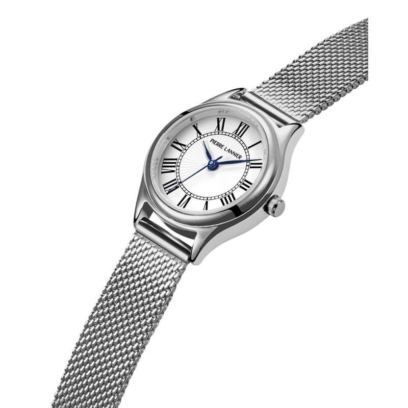 Gros plan de la montre Pierre Lannier Pya avec lunette cannelée, boîtier argenté et cadran blanc à c