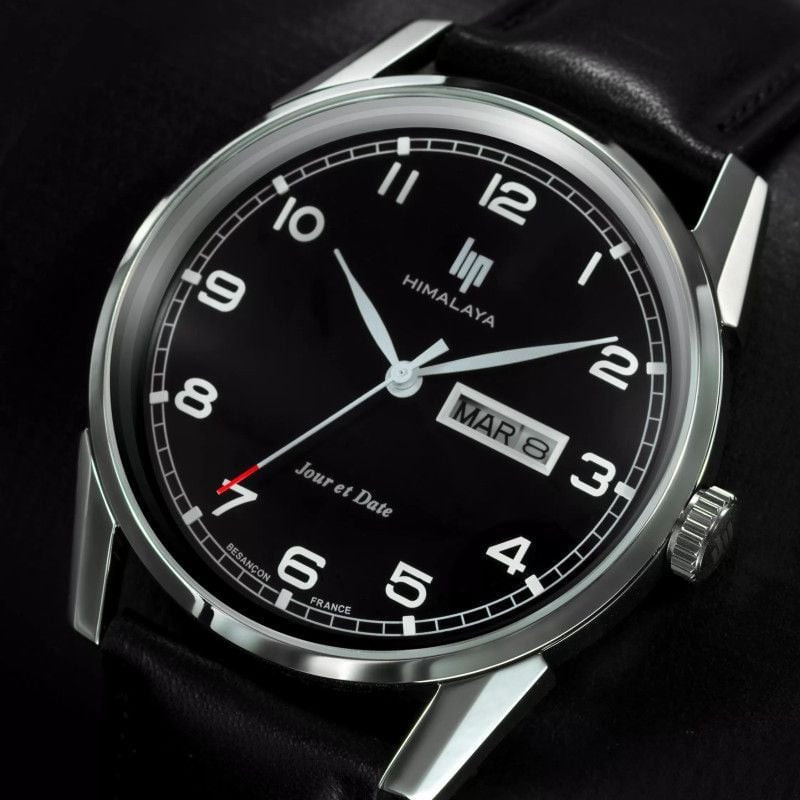 Montre Analogique LIP Collection Himalaya bracelet cuir noir en gros plan, révélant les finitions so