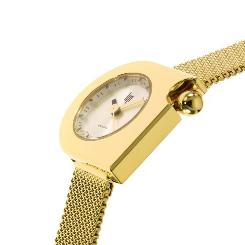 Image lifestyle d'une femme portant la montre dorée LIP 2094749, tenue décontractée chic, boîtier de
