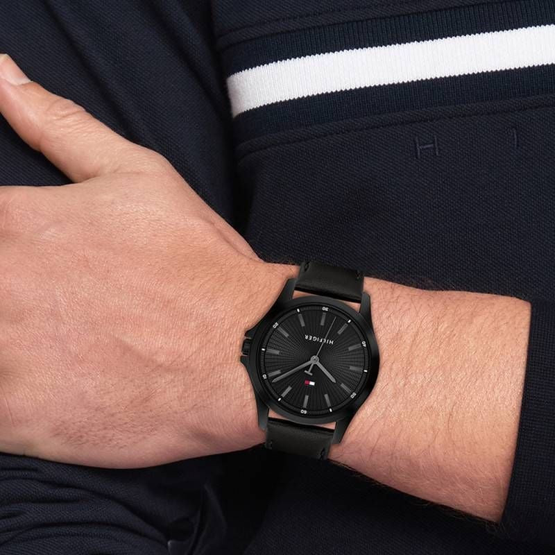 Lifestyle : homme portant la Montre Analogique TOMMY HILFIGER collection Bruce bracelet cuir noir
