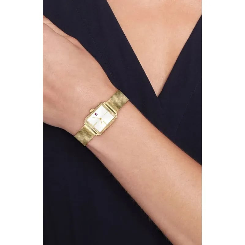 Montre Analogique TOMMY HILFIGER Collection Tea Tank Bracelet Acier Or portée au poignet d'une femme