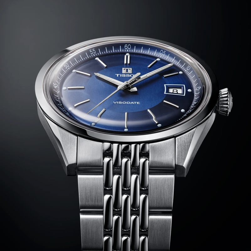 Montre Automatique TISSOT Collection Visodate bracelet acier gris dans un cadre contemporain