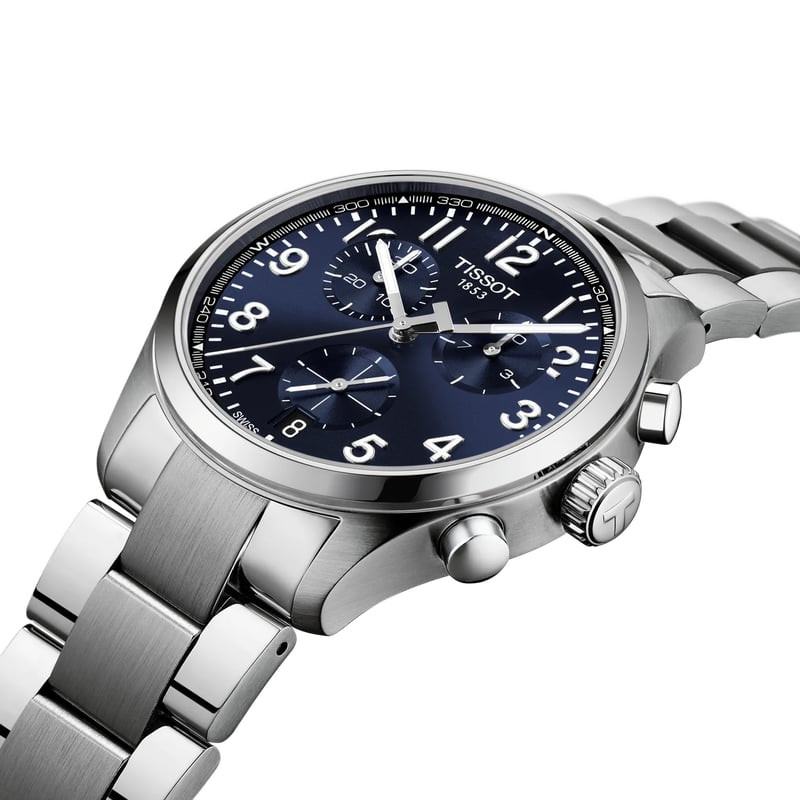 Gros plan sur la Montre Quartz TISSOT Chronographe bracelet acier gris, soulignant le cadran et le b