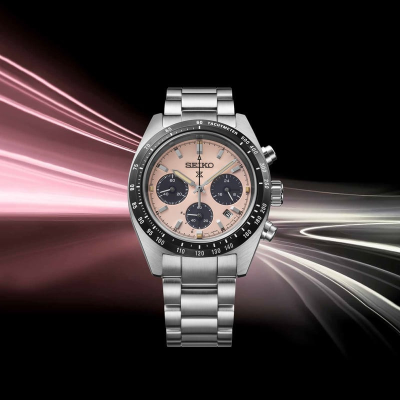Montre Solaire Seiko Collection Prospex Speedtimer bracelet acier dans un décor urbain, cadran rose 