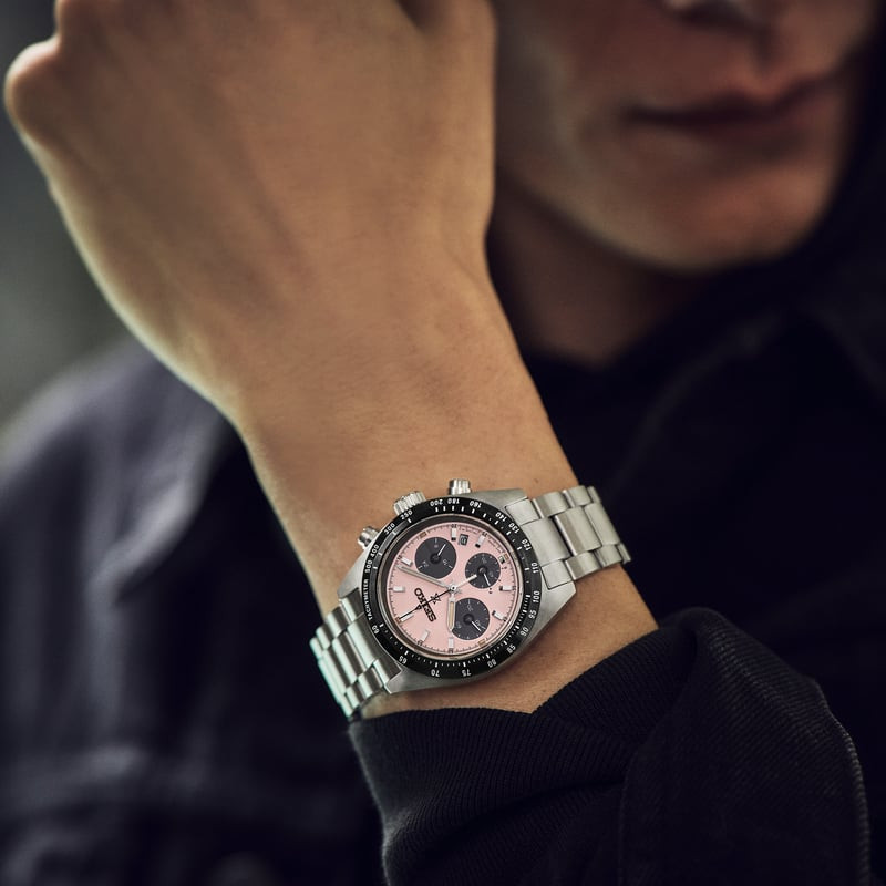 Montre Solaire Seiko Collection Prospex Speedtimer bracelet acier portée au poignet dans un cadre mo
