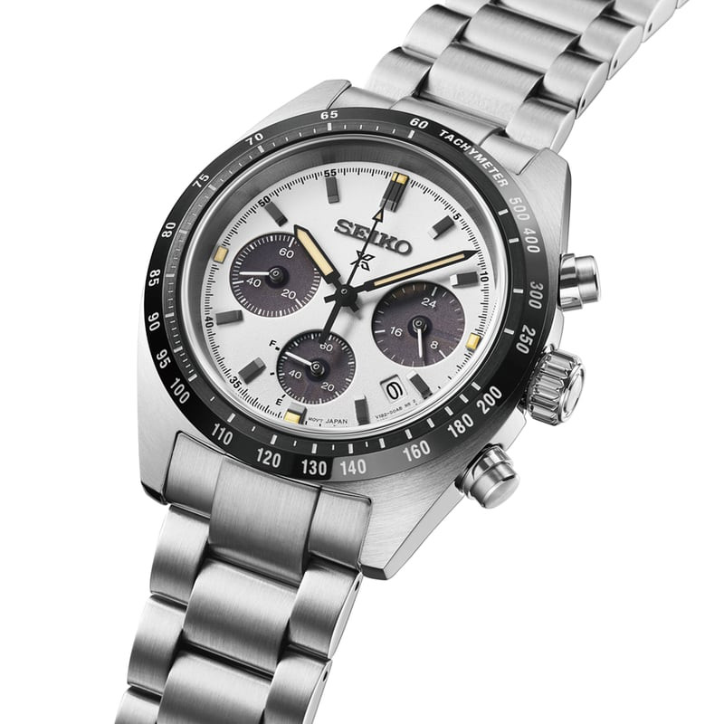 Vue de face de la montre Seiko Prospex Speedtimer Solar 2094876, cadran panda blanc, sous-cadrans no
