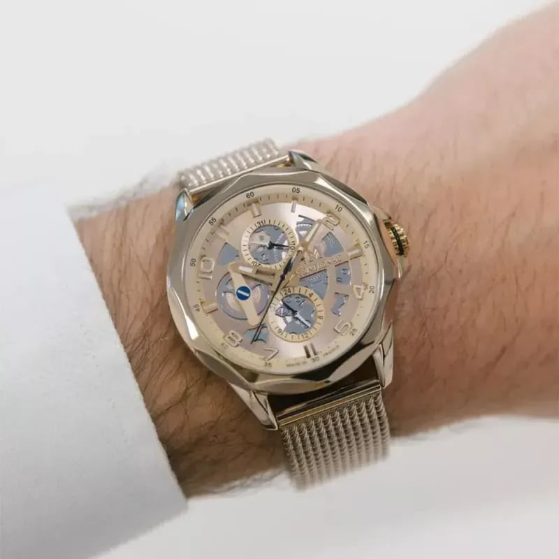 Montre Analogique MONTIGNAC Collection Origine bracelet acier doré portée par un homme dans une scèn