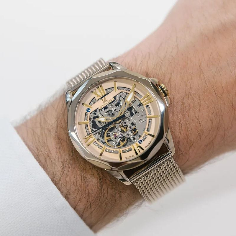 Montre Automatique MONTIGNAC collection Origine bracelet acier champagne portée au poignet, style de