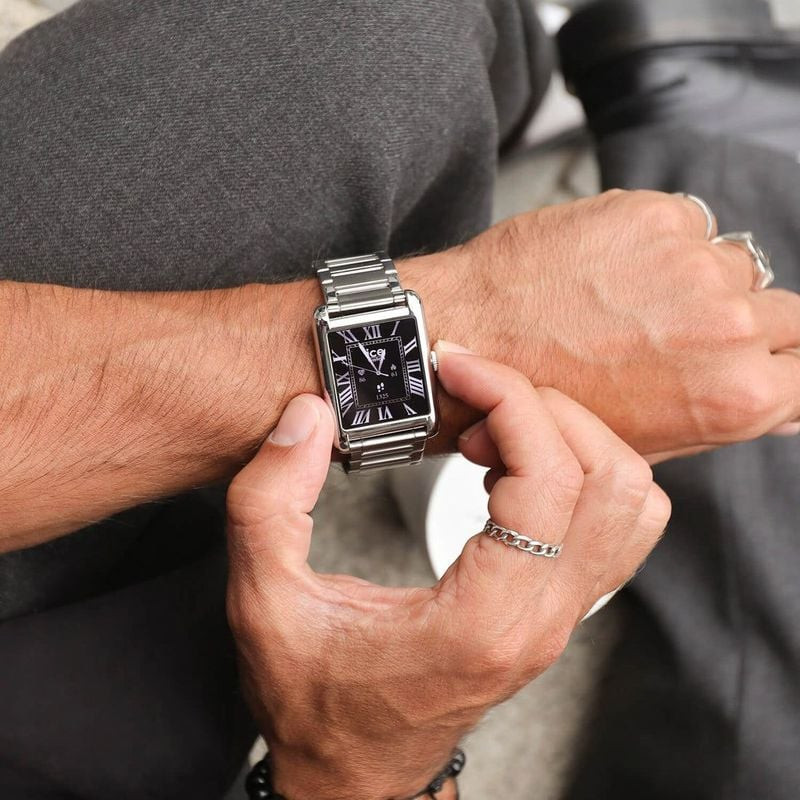 Montre Connectée ICE WATCH Collection TKS 2.0 bracelet acier argent portée au poignet