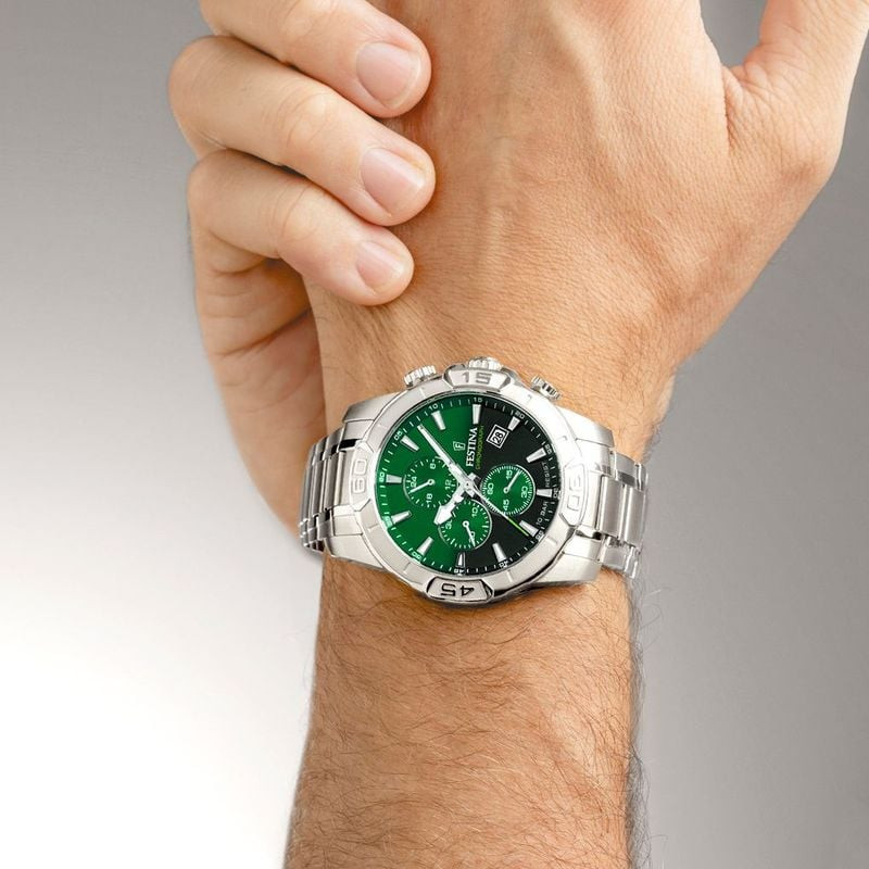 Homme portant la montre chronographe Festina 2093481 au poignet dans un cadre extérieur décontracté