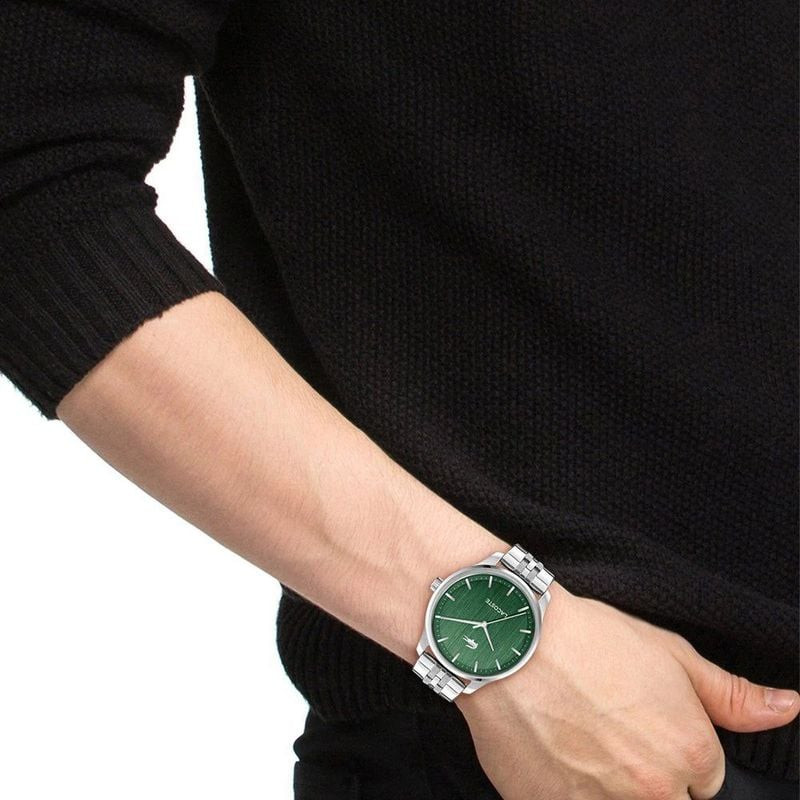 Un homme portant la montre 2093613 LACOSTE Lisbon à cadran vert et bracelet en acier en extérieur