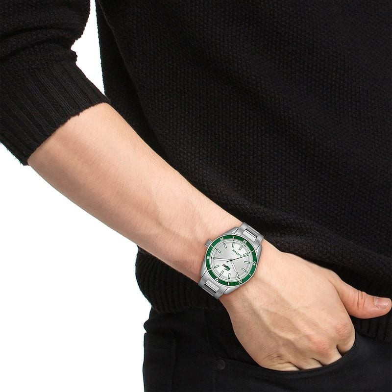 Montre Analogique LACOSTE Collection Boston Bracelet Acier Argent au poignet dans un cadre urbain.