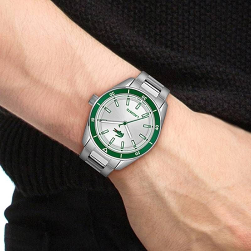 Montre Analogique LACOSTE Collection Boston Bracelet Acier Argent au poignet, style élégant décontra