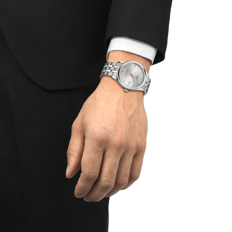 Montre Automatique TISSOT Collection Classic Dream Bracelet Acier Gris portée au poignet dans un cad
