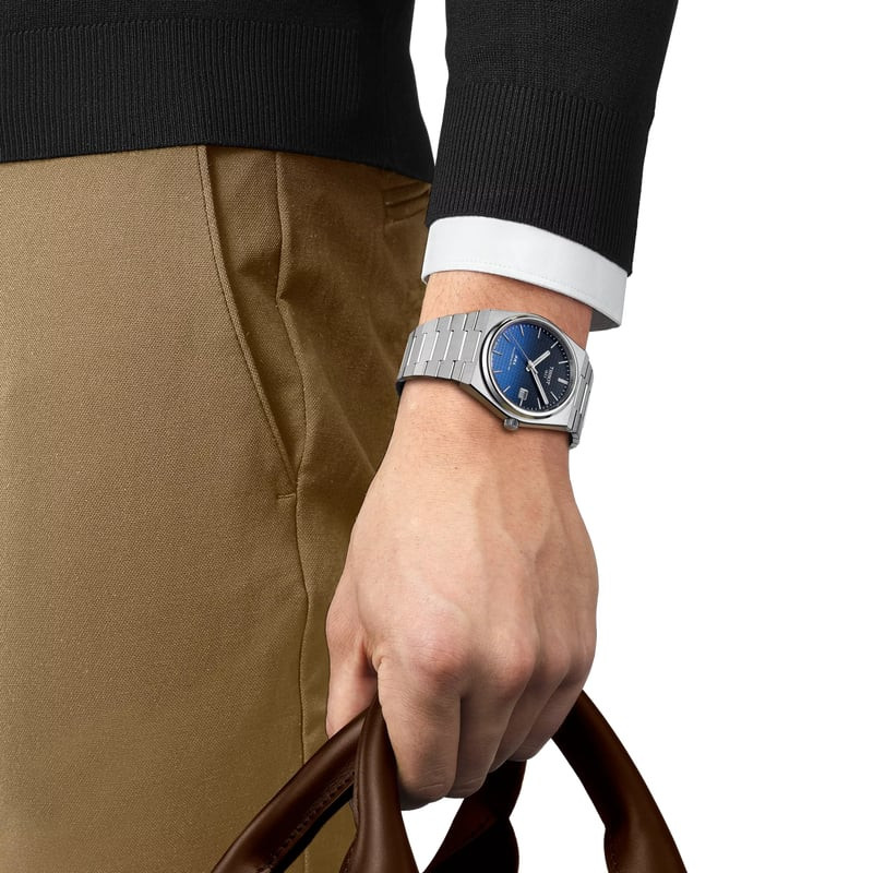 Photo lifestyle de la Tissot PRX Powermatic 80 40 mm portée au poignet, complétant une tenue moderne
