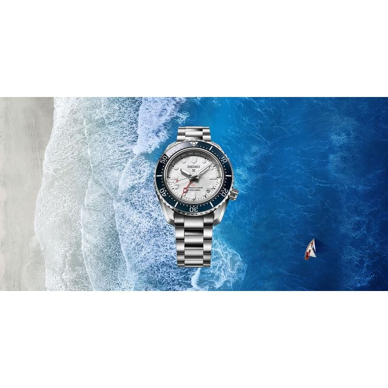 Montre Automatique SEIKO Collection Prospex GMT Bracelet acier sur un rocher en bord de mer, lumière