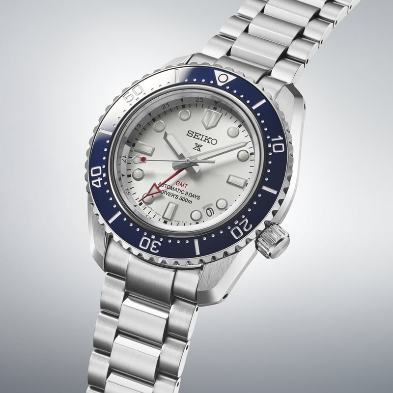 Montre Automatique SEIKO Collection Prospex GMT Bracelet acier, vue de face sur fond neutre.