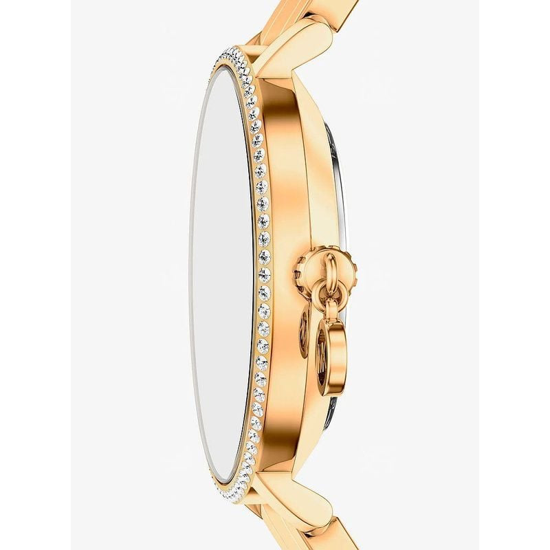 Gros plan sur le cadran de la Michael Kors Mini Pyper avec logo gravé et index pavés de cristal.