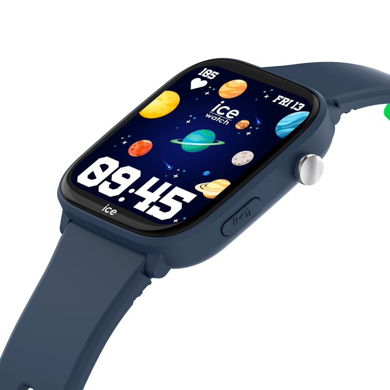 Gros plan sur l'écran tactile de la montre ICE-Watch Smart Junior Find Hub Blue affichant l'heure et