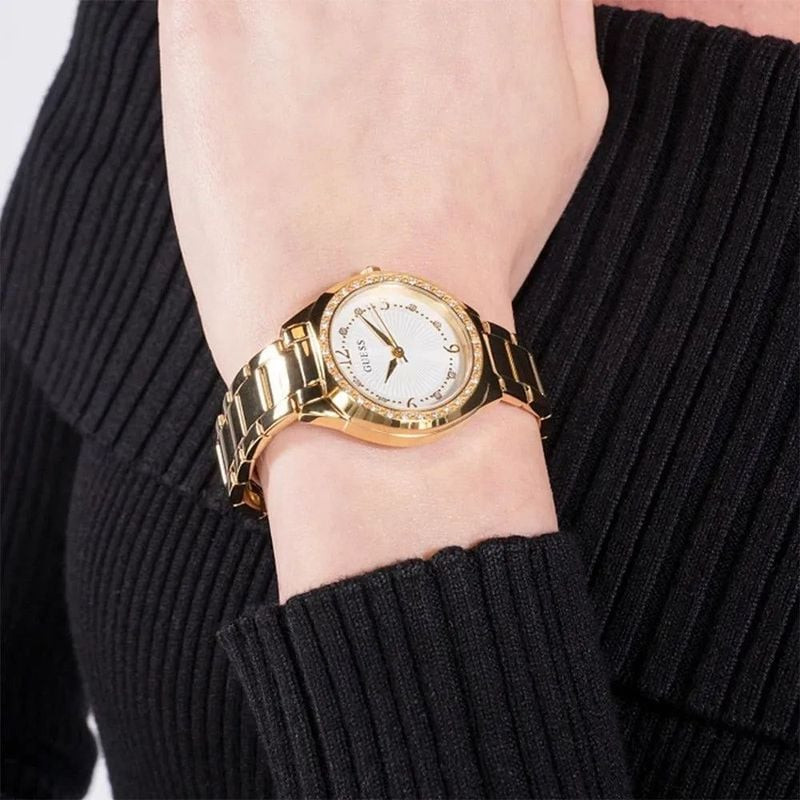 Montre Analogique GUESS coffret bracelet acier doré portée au poignet avec écrin élégant