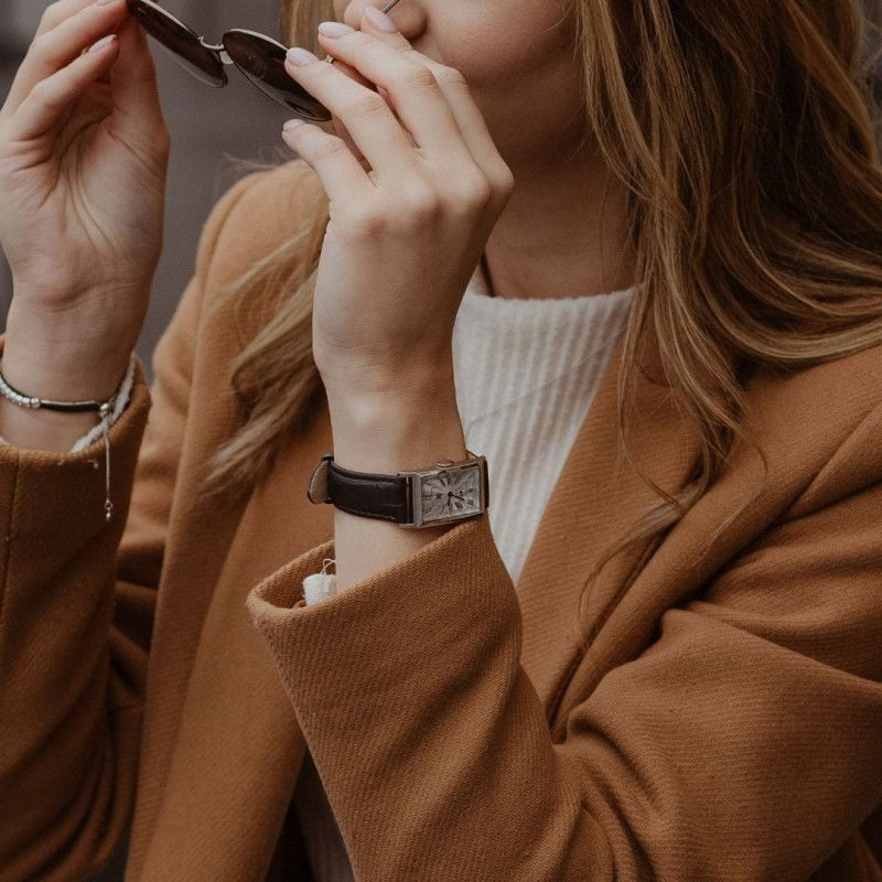 Montre Analogique LIP Churchill bracelet cuir noir portée au poignet dans un style de vie urbain élé