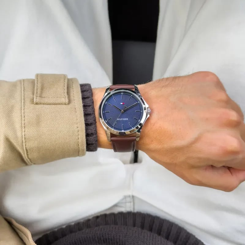 Montre Analogique TOMMY HILFIGER Collection Bruce bracelet cuir marron, portée avec une chemise élég