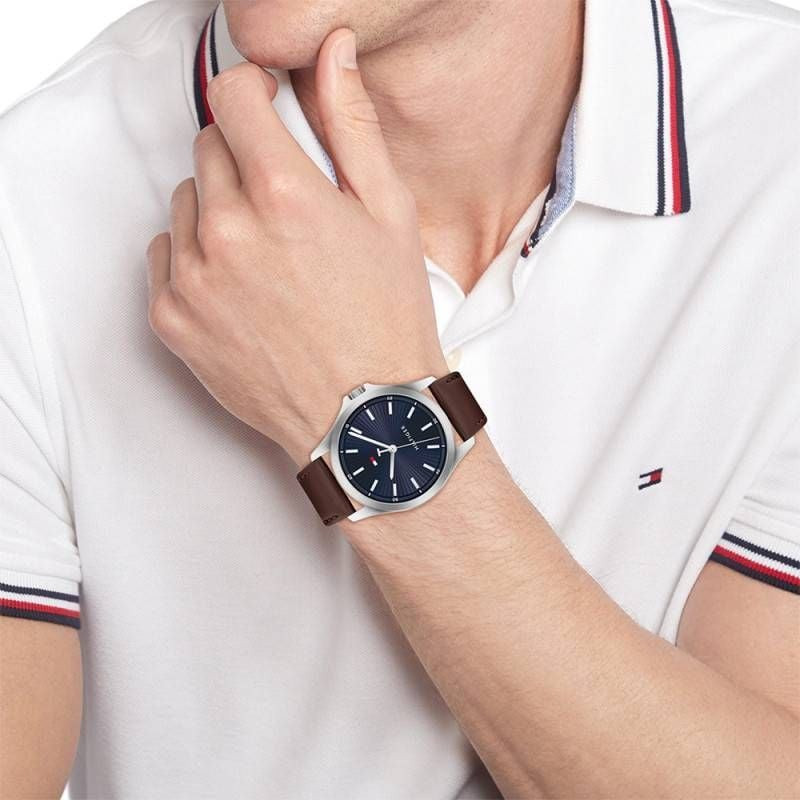 Montre Analogique TOMMY HILFIGER Collection Bruce bracelet cuir marron portée sur un poignet masculi