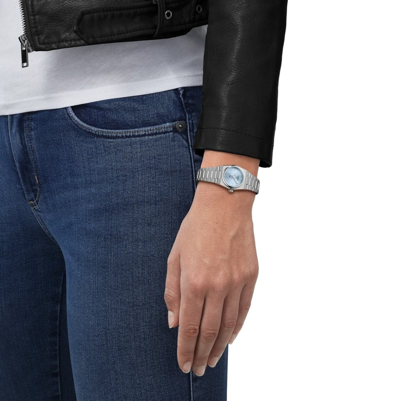 Montre Analogique TISSOT collection PRX bracelet acier gris au poignet, look lifestyle chic et moder