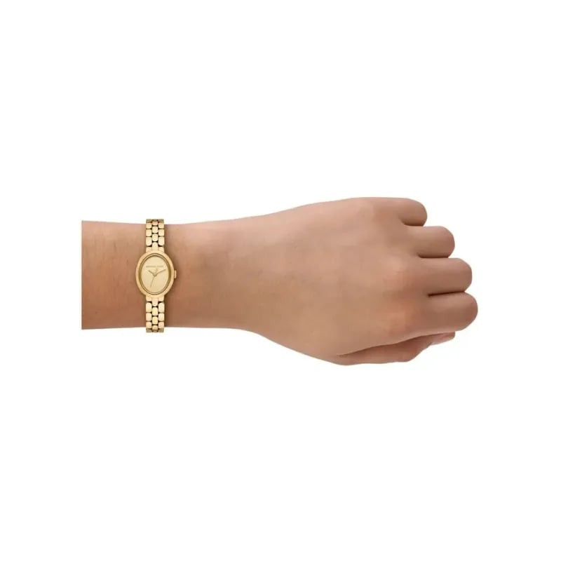 Montre Analogique MICHAEL KORS Collection Maude Bracelet acier doré portée au poignet avec une tenue