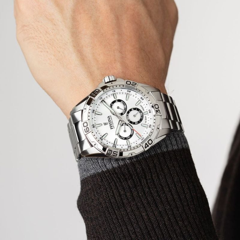 Montre Festina 2093479 au poignet d'un homme dans un cadre lifestyle, design polyvalent et bracelet 