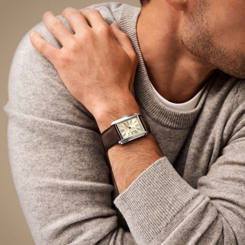 Homme portant la Montre Analogique Fossil Collection Carraway Bracelet Cuir Marron, élégance quotidi