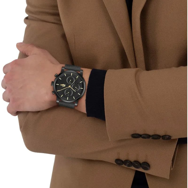 Montre Analogique LACOSTE Replay Chronographe Bracelet Acier Noir portée au poignet d'un homme, styl