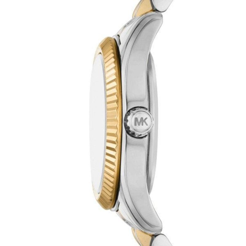 Détail du fermoir du bracelet en acier inoxydable bicolore argent et or de la montre Michael Kors Le