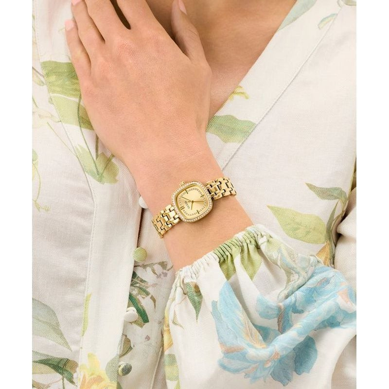Montre Analogique GUESS Collection Hazel Bracelet Acier Doré au poignet avec tenue chic