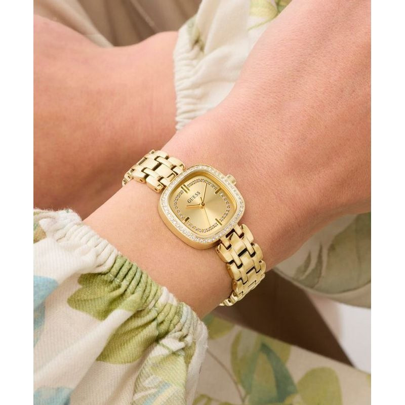 Montre Analogique GUESS Collection Hazel Bracelet Acier Doré portée par une femme élégante dans une 