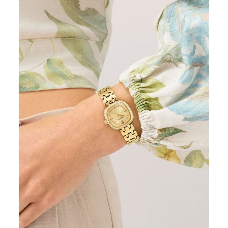 Montre Analogique GUESS Collection Hazel Bracelet Acier Doré portée sur une tenue élégante