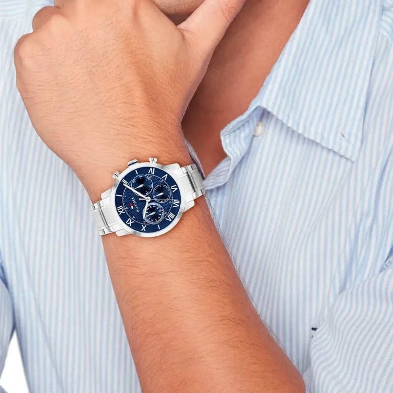 Montre Analogique TOMMY HILFIGER Collection TH-Oxford bracelet acier argent portée au poignet, style