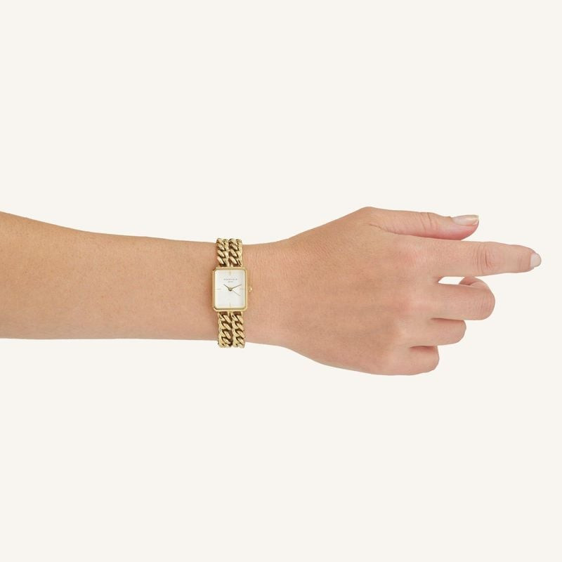 Montre Analogique Rosefield collection Studio bracelet acier doré portée au poignet d'une femme dans