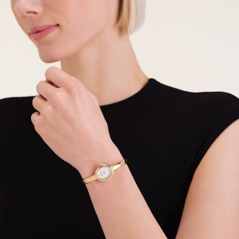 Montre Analogique Rosefield Collection Studio Bangle bracelet acier doré portée au poignet, élégance