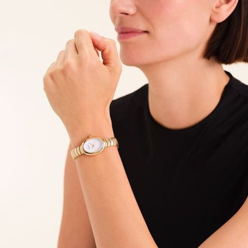 Montre Analogique ROSEFIELD Collection Ovale bracelet acier doré portée au poignet, style élégant et
