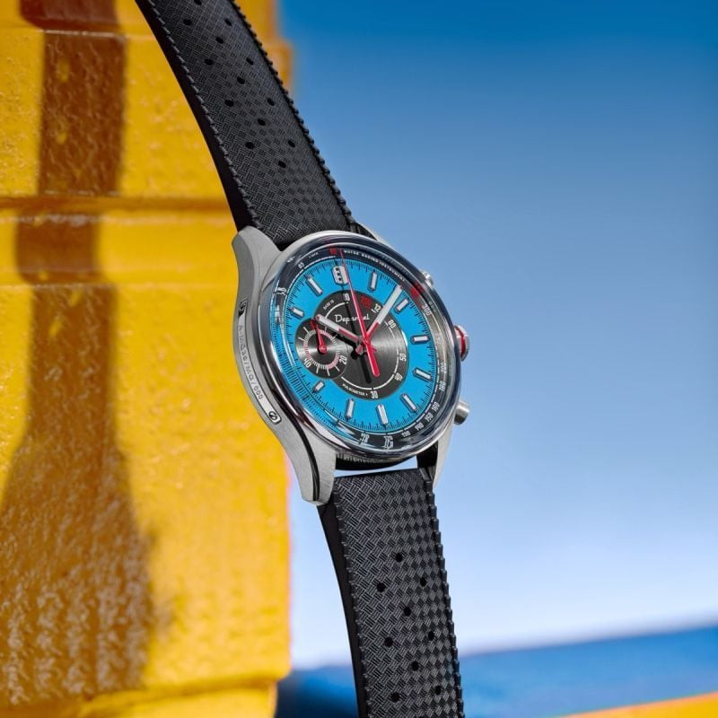 Montre Analogique DEPANCEL MONTRES Collection Allure Bracelet Cuir Noir posée sur un fond de course 