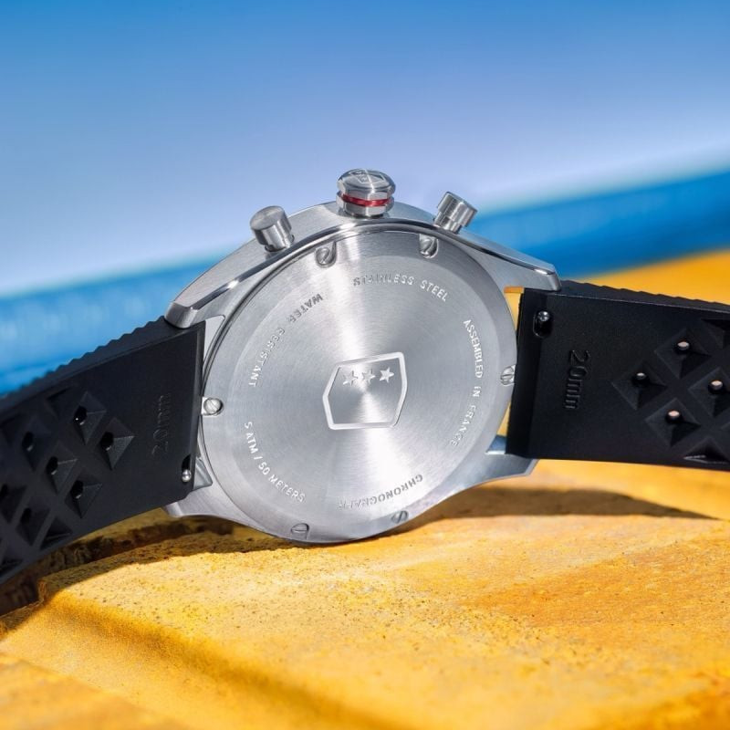 Montre Analogique DEPANCEL MONTRES Collection Allure Bracelet Cuir Noir posée sur un fond lumineux