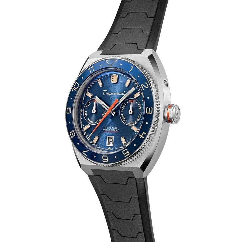 Vue de trois-quarts de la montre automatique Depancel Allure D[R]IVER Blue, boîtier acier 39 mm et c