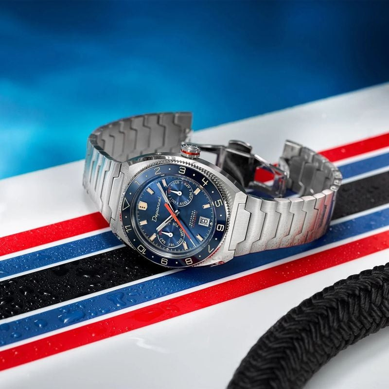 Montre automatique Depancel Allure D[R]IVER Blue sur bracelet acier posée sur bandes racing
