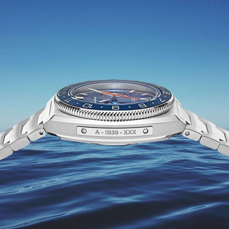 Profil latéral du boîtier de la montre Depancel Allure D[R]IVER Blue avec lunette cannelée sur l'eau